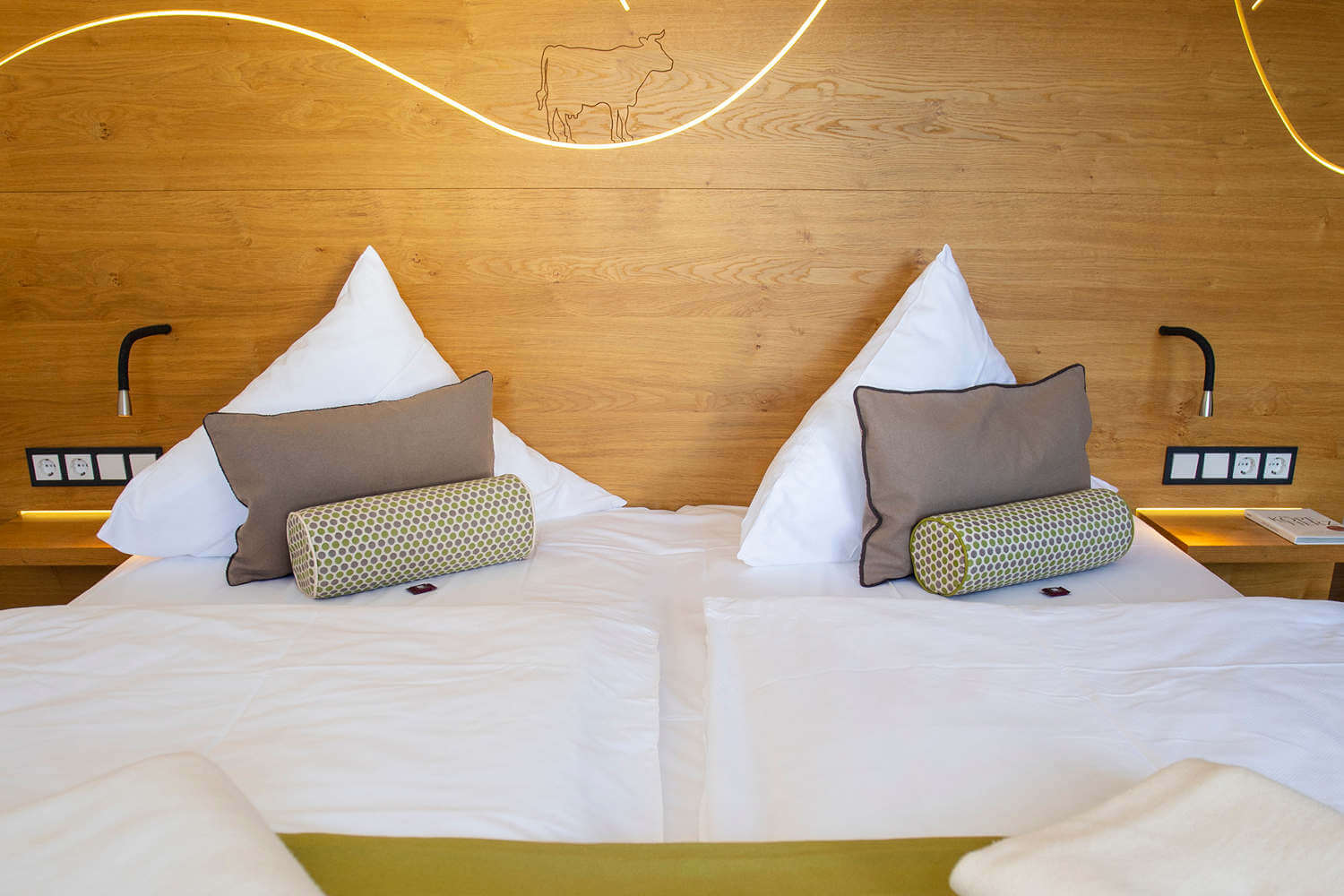 Blick auf den Kopfbereich des Betts im Doppelzimmer "Stammhaus Premium Plus Talseite" im DIEDRICH Wellnesshotel & SPA, Hallenberg in NRW
