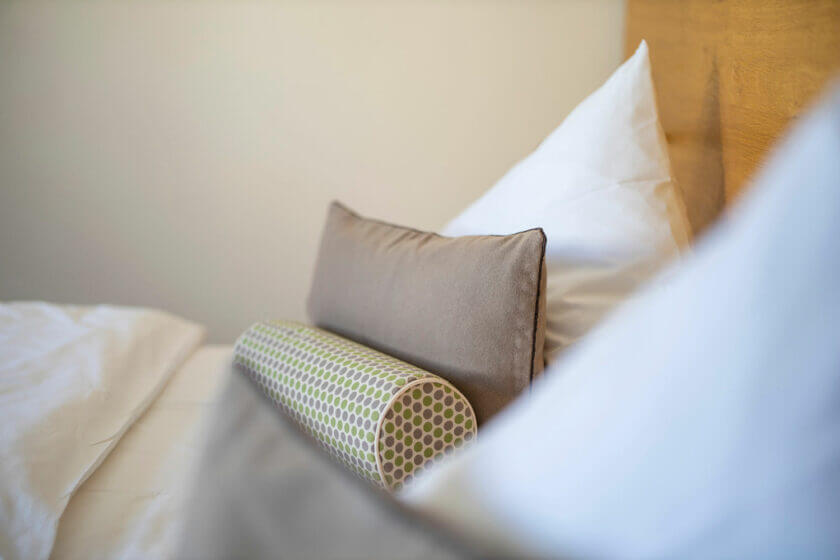 Detailansicht der gemütlichen Kissen auf dem Bett im Zimmer "Stammhaus Premium Plus Talseite" im DIEDRICH Wellnesshotel & SPA in Hallenberg