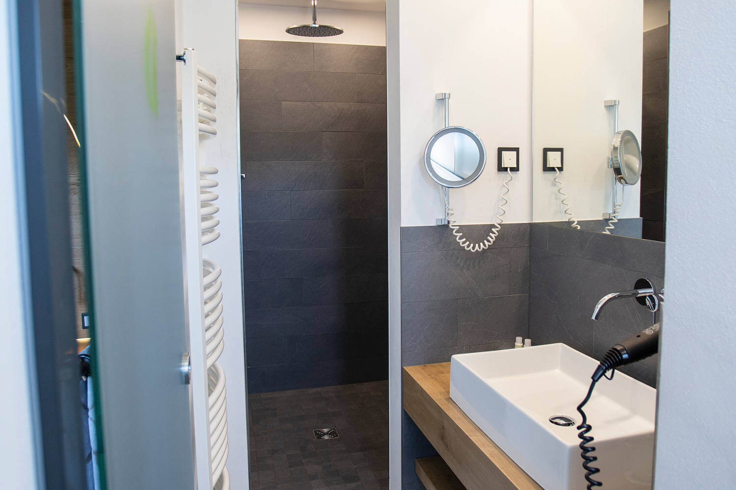 Blick in den Duschbereich im Zimmer "Stammhaus Premium Plus Talseite" im DIEDRICH Wellnesshotel & SPA in Hallenberg, NRW