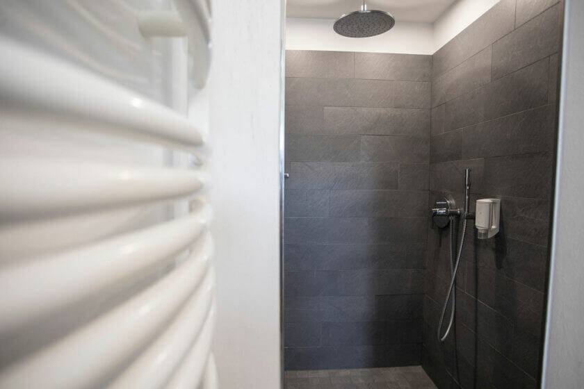 Duschbereich im Zimmer "Stammhaus Premium Plus Talseite" im DIEDRICH Wellnesshotel & SPA, Hallenberg