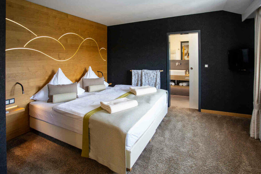 Blick auf das Bett im Doppelzimmer "Stammhaus Premium Plus Talseite" im DIEDRICH Wellnesshotel & SPA, Hallenberg im Sauerland