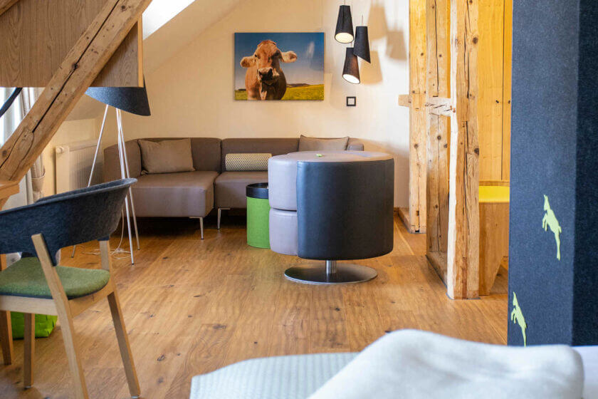 Sitzbereich im Doppelzimmer "Stammhaus Premium Plus Talseite" im Hotel Diedrich, Hallenberg im Sauerland
