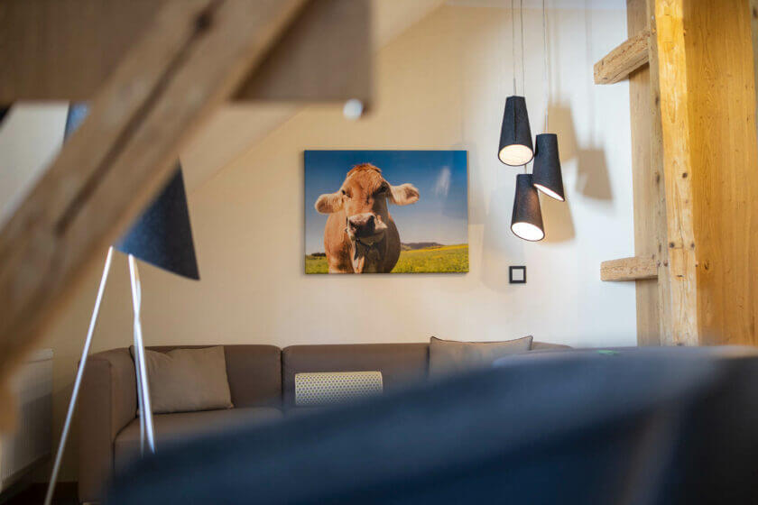 Sofabereich im Doppelzimmer "Stammhaus Premium Plus Talseite" im Hotel Diedrich, Hallenberg, NRW
