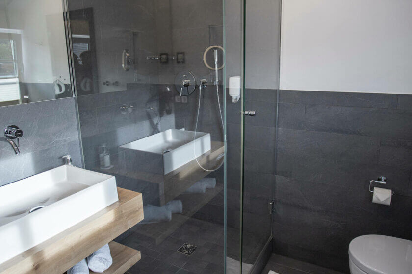 Blick ins Badezimmer im Doppelzimmer "Stammhaus Premium Plus Straßenseite" im DIEDRICH Wellnesshotel & SPA, Hallenberg im Sauerland