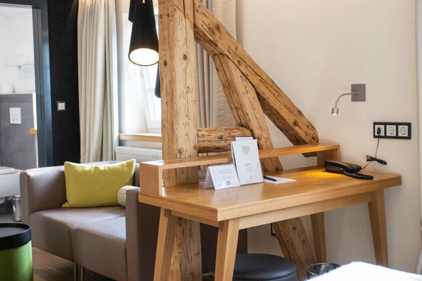 Blick auf den Schreibtisch und die Couch im Doppelzimmer "Stammhaus Premium Plus Straßenseite", Hotel Diedrich im Sauerland