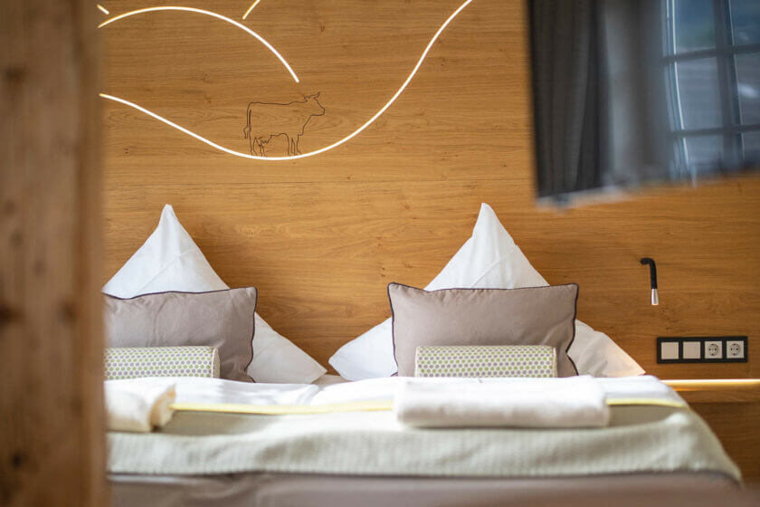 Blick auf das gemütliche Bett im Doppelzimmer "Stammhaus Premium Plus Straßenseite" im Hotel Diedrich, Hallenberg in NRW