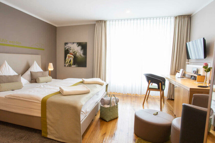 Blick ins helle Doppelzimmer "Stammhaus Premium Talseite" im Hotel Diedrich, Hallenberg