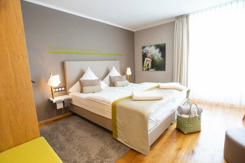Blick auf das Bett im Doppelzimmer "Stammhaus Premium Talseite" im DIEDRICH Wellnesshotel & SPA, Hallenberg in NRW