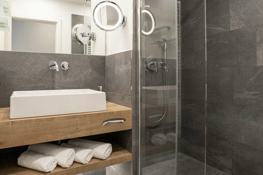 Waschtisch mit Handtüchern und verglaste Dusche im Bad des Doppelzimmers "Stammhaus Premium Talseite", Hallenberg im Sauerland