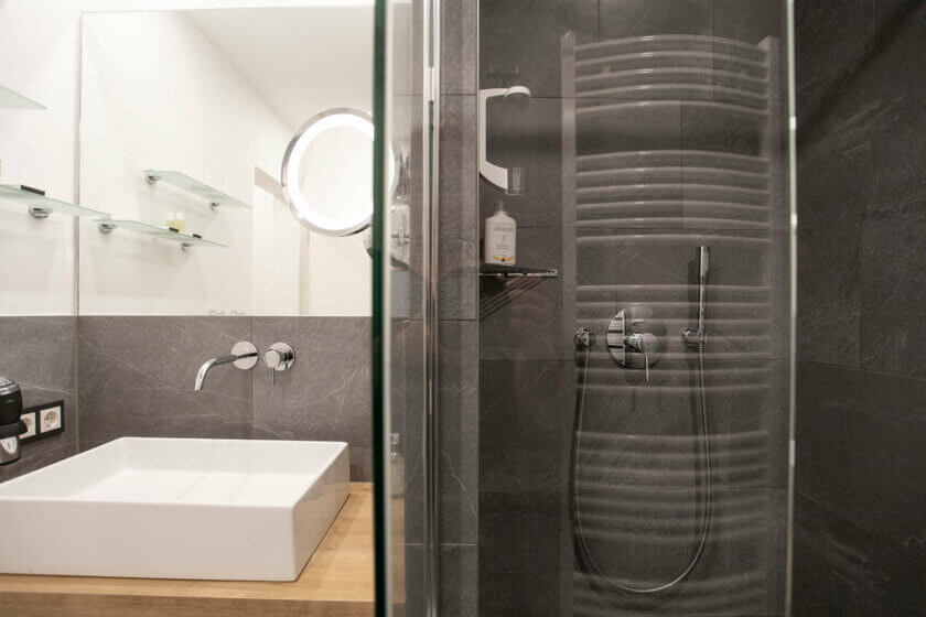 Nahaufnahme des Waschtischs und der Dusche im "Stammhaus Premium Talseite" im Hotel Diedrich, Sauerland