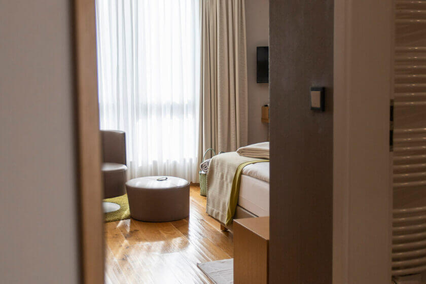Blick vom Bad aus ins Doppelzimmer "Stammhaus Premium Straßenseite", DIEDRICH Wellnesshotel & SPA im Sauerland