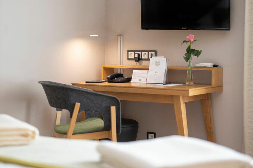 Schreibtisch im Doppelzimmer "Stammhaus Premium Straßenseite" im DIEDRICH Wellnesshotel & SPA, Hallenberg im Sauerland