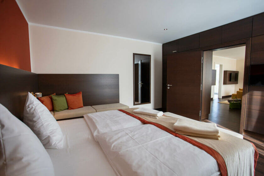 Blick vom Bett aus in den Raum in der "Panorama-Suite 131 Talseite" im DIEDRICH Wellnesshotel & SPA