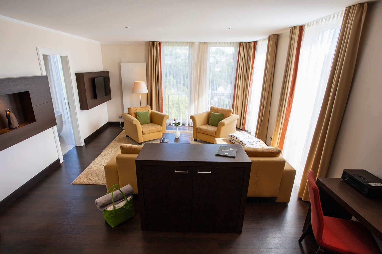 Blick auf den hellen Sitzbereich in der "Panorama-Suite 131 Talseite" im DIEDRICH Wellnesshotel & SPA, NRW