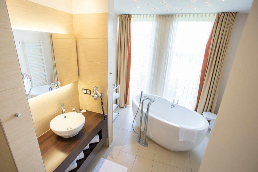 Waschtisch und Wanne in der "Panorama-Suite 131 Talseite" im Hotel Diedrich, Hallenberg