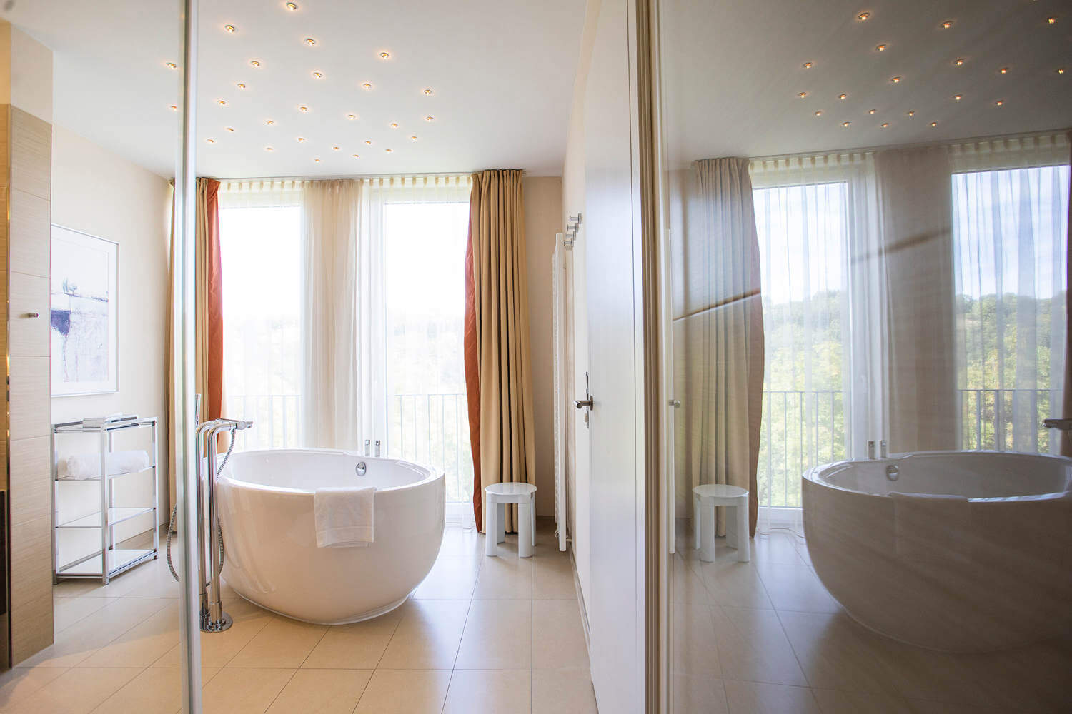Freistehende Badewanne in der "Panorama-Suite 131 Talseite" im Hotel Diedrich, Sauerland