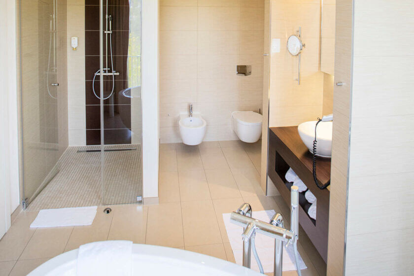 Blick auf den verglasten Duschbereich und den WC-Bereich mit Bidet in der "Panorama-Suite 131 Talseite" im Hotel Diedrich, Sauerland in NRW