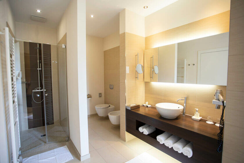 Dusche, Waschtisch und WC Bereich in der "Panorama-Suite 229 Talseite" im DIEDRICH Wellnesshotel & SPA, NRW