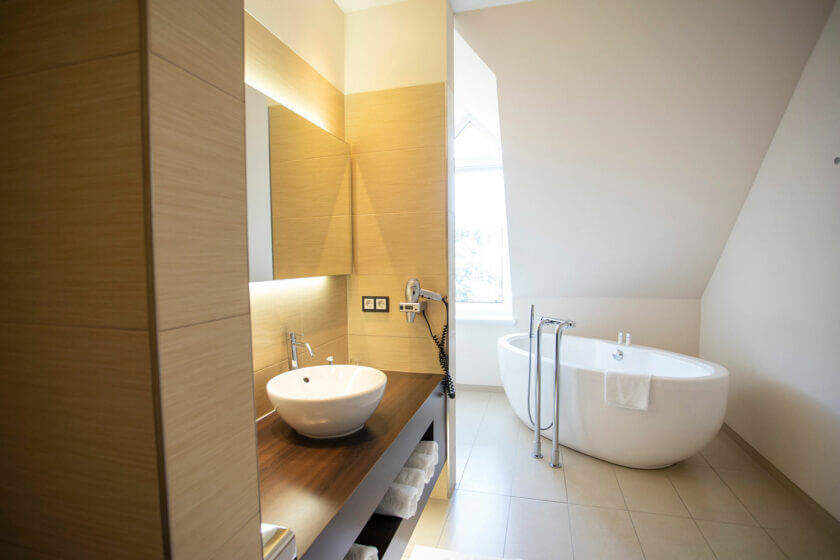 Einblick ins Badezimmer in der "Panorama-Suite 229 Talseite" im Hotel Diedrich, Hallenberg im Sauerland