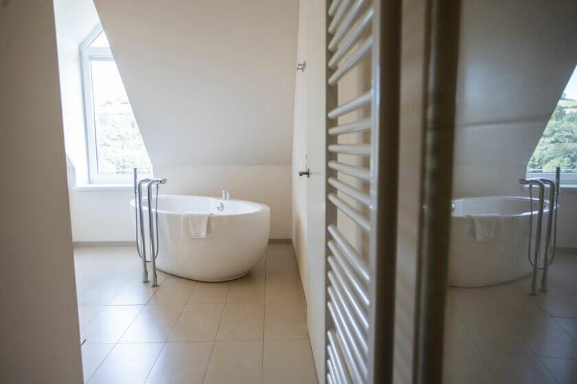 Badewanne, die frei im Raum steht, in der "Panorama-Suite 229 Talseite" im Hotel Diedrich, Sauerland