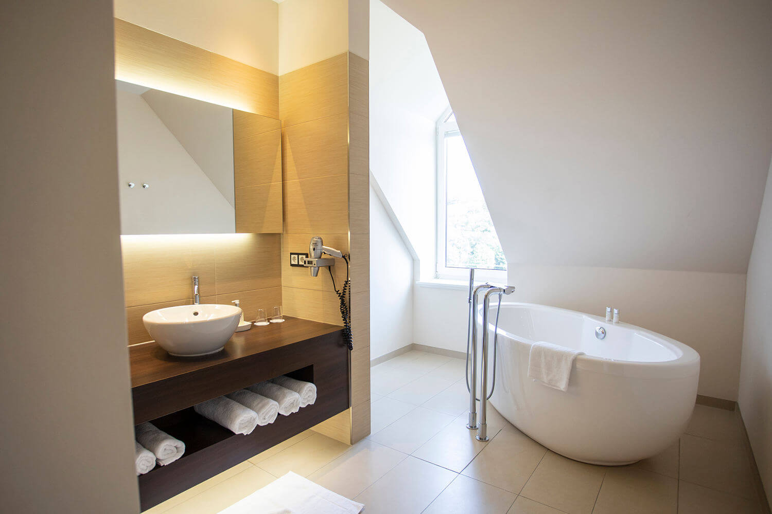 Waschtisch und freistehende Badewanne in der "Panorama-Suite 229 Talseite" im Hotel Diedrich, Sauerland