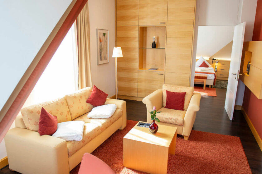 Blick auf den gemütlichen Sitzbereich in der "Panorama-Suite 229 Talseite" im DIEDRICH Wellnesshotel & SPA, Sauerland
