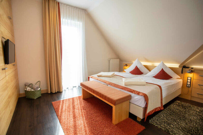 Gemütliches Bett in der hellen "Panorama-Suite 229 Talseite" im Hotel Diedrich, NRW