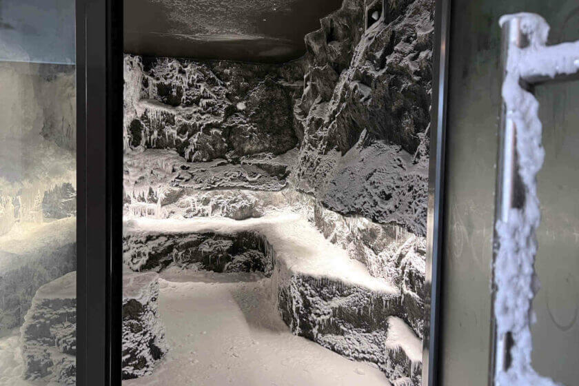 Blick in die Schneegrotte bzw. den Schneeraum im Hotel Diedrich