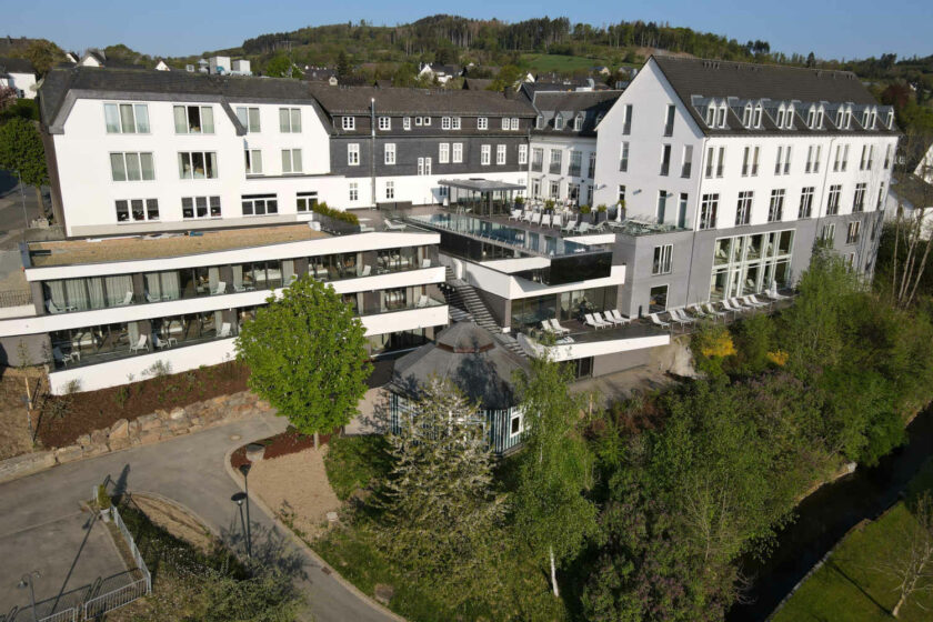 Drohnenaufnahme auf die Ostfassade im Mai 2022 Hotel Diedrich
