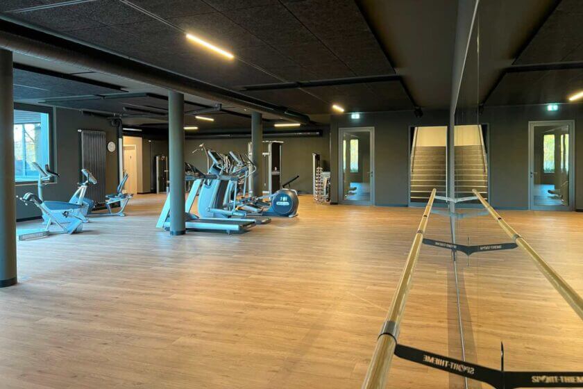 Heller Fitnessbereich mit großem Spiegel im DIEDRICH in Hallenberg