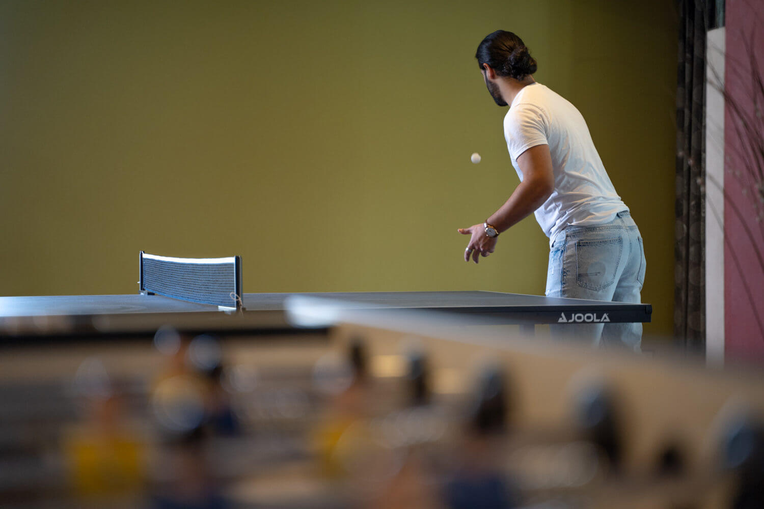 Mann spielt Tischtennis im Freizeitraum, Hotel Diedrich