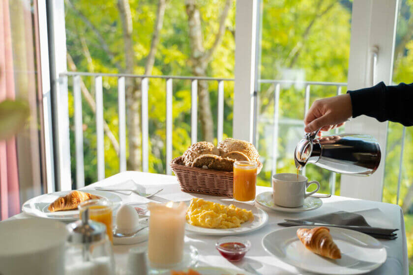 Gesundes Frühstück mit Blick in die Natur im Hotel Diedrich