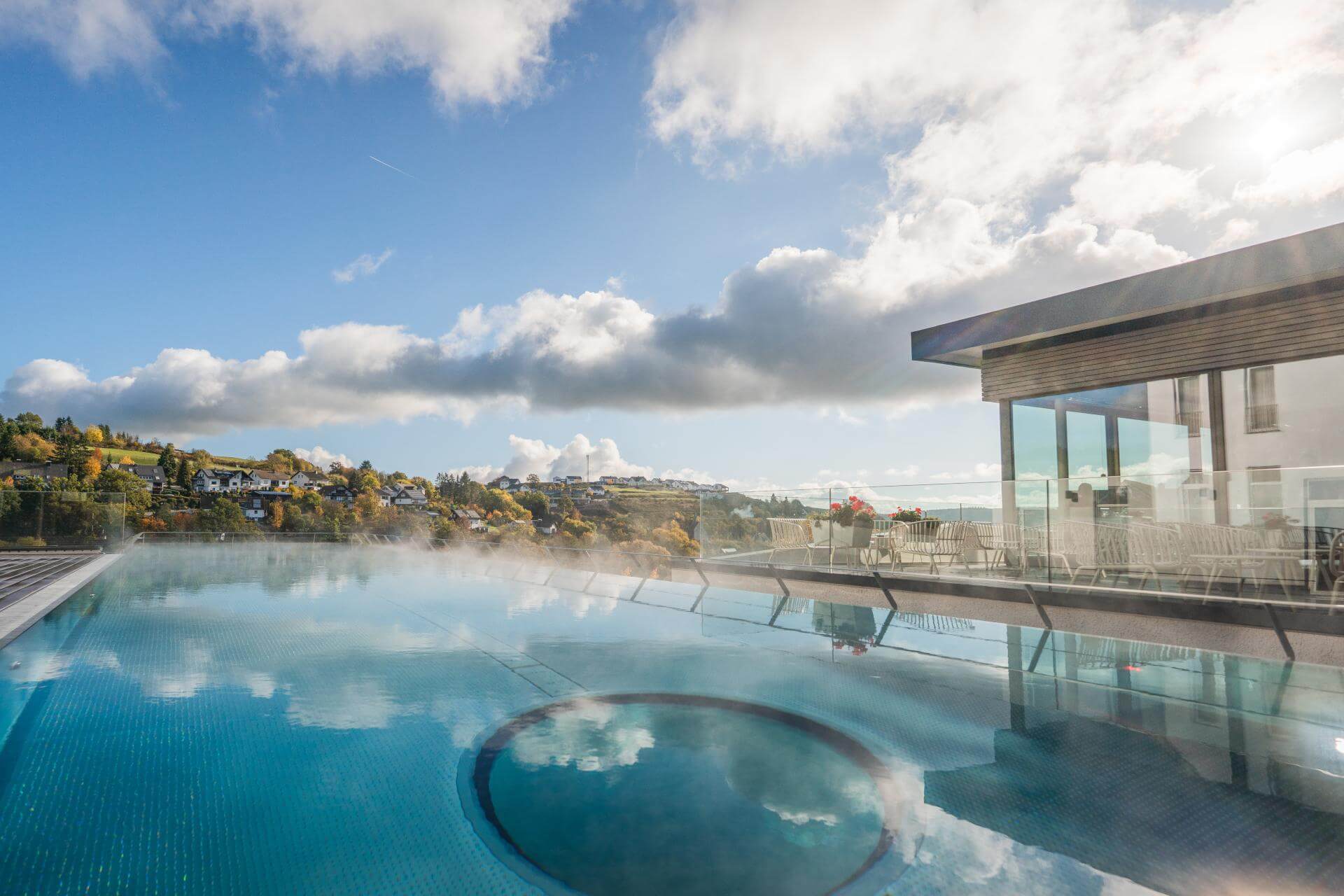 Infinitypool im Wellnesshotel Diedrich mit Ausblick auf Hallenberg und Hügel
