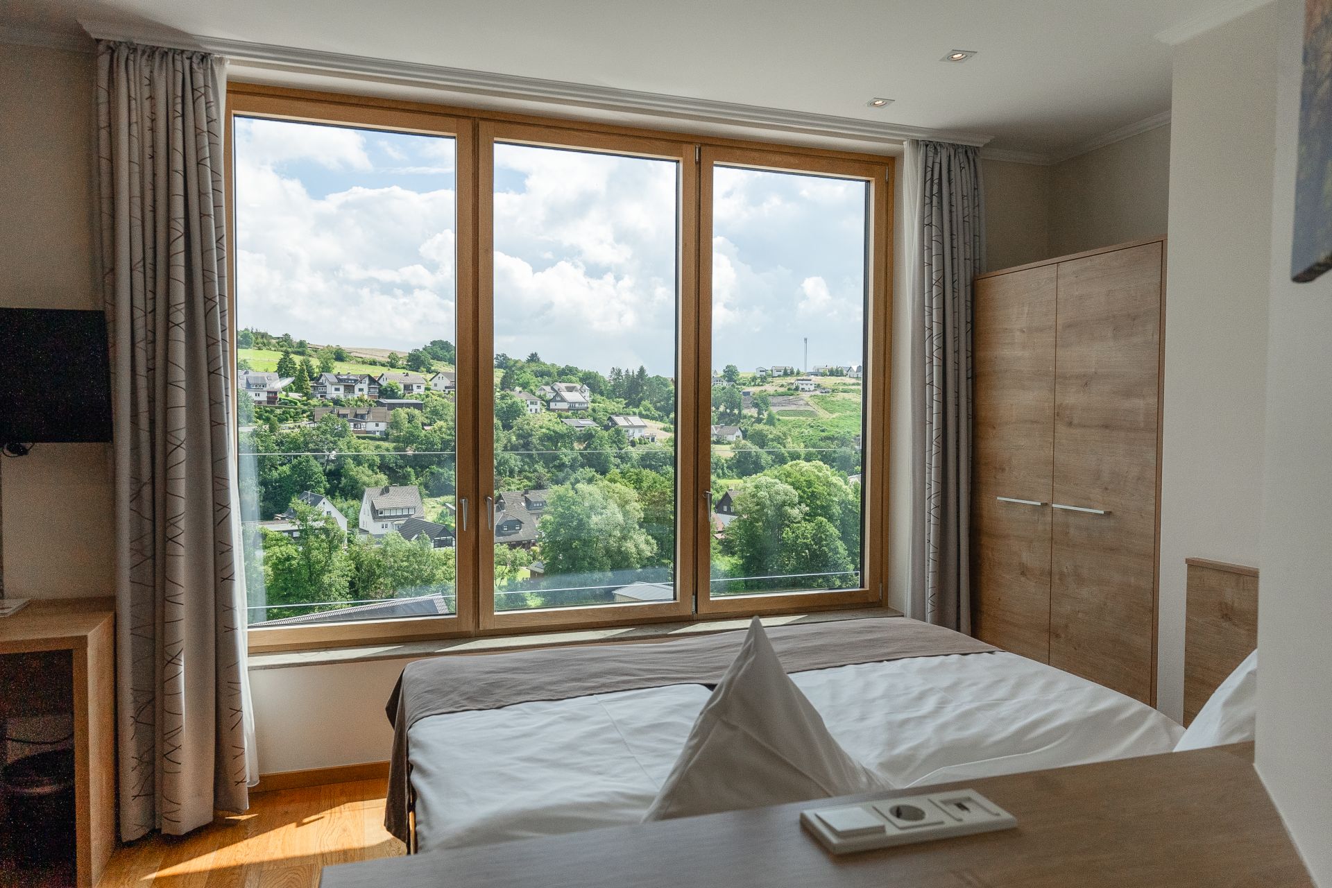 Talblick aus dem Mühlenflügel auf Hallenberg und grüne Hügel - DIEDRICH Wellnesshotel, Sauerland