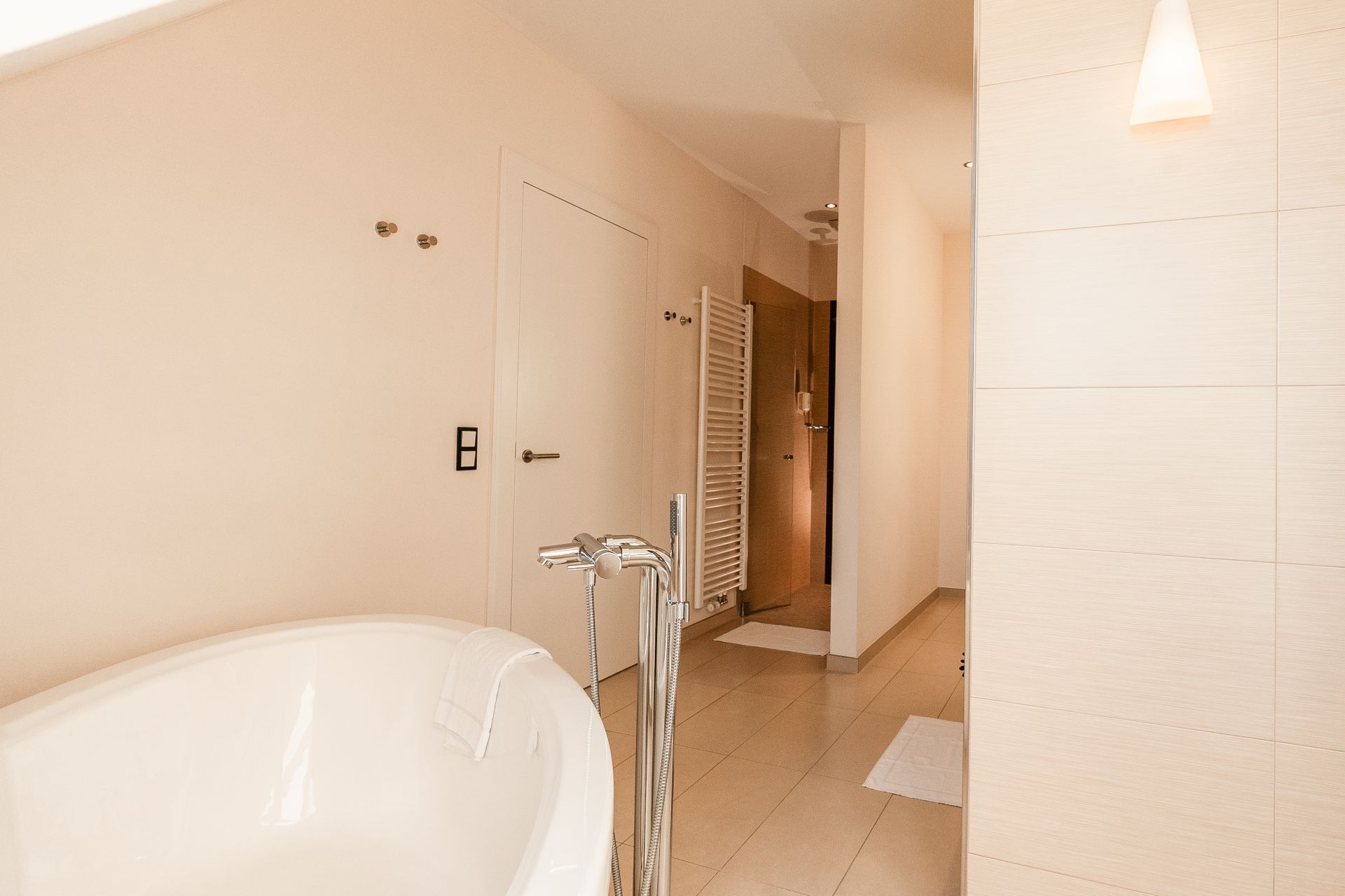 Badewanne und Blick zum Handtuchwärmer im Bad der Panoramasuite