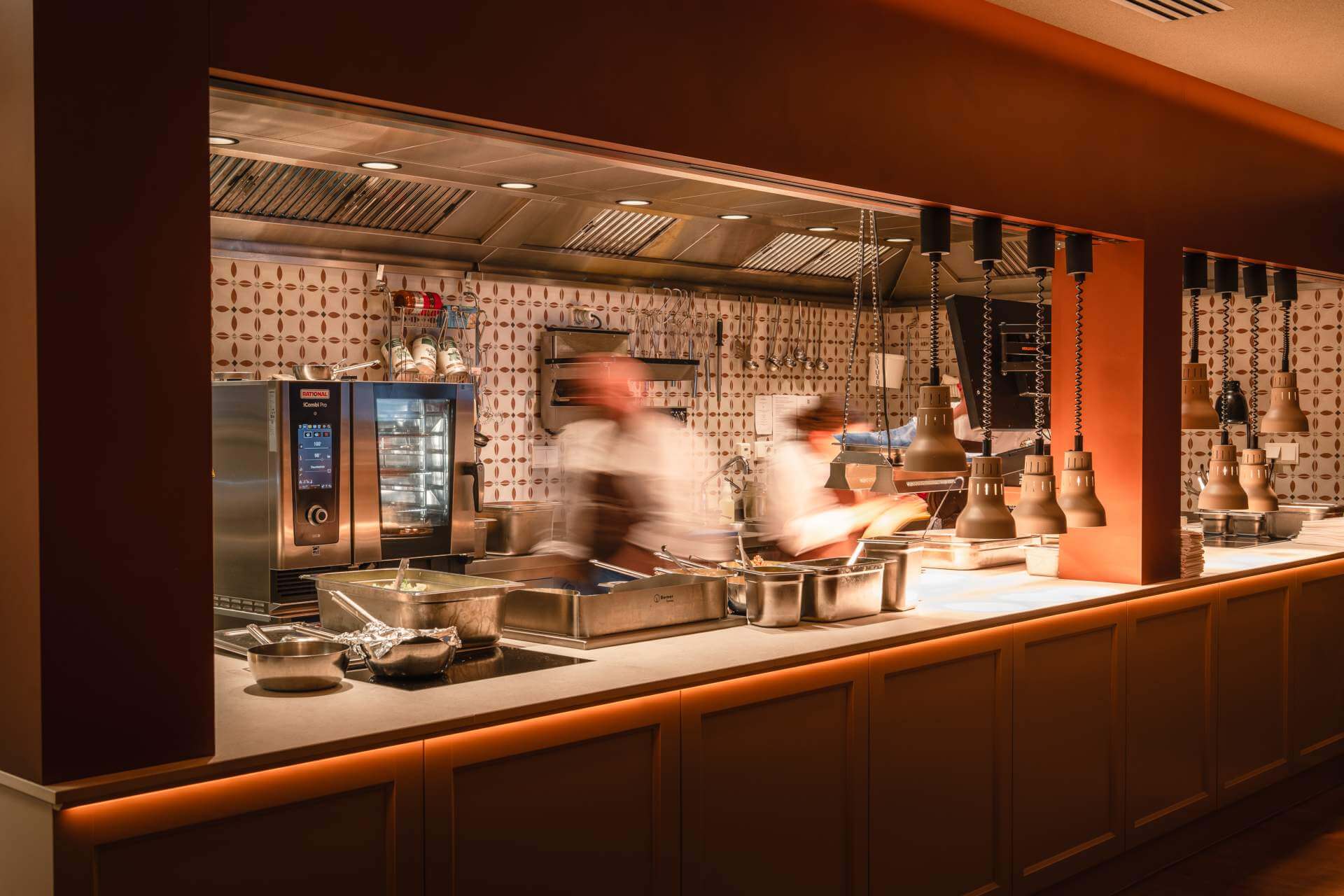 Küchenteam in Bewegung bei der Arbeit in der offenen Showküche